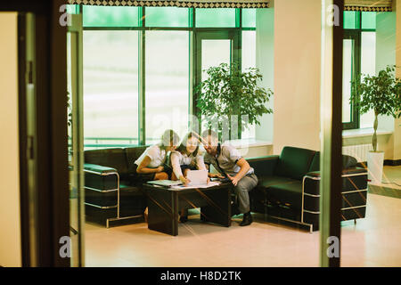drei Arbeitskollegen diskutieren zukünftige Business-plan Stockfoto