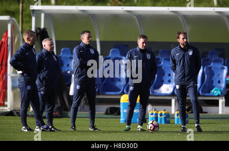 England-Manager Gareth Southgate (rechts) mit seinem Trainerstab (links-zweite rechts) Bryce Cavanagh, Sammy Lee, Sam Erith und Steve Holland während des Trainings im St. Georges Park, Burton. Stockfoto