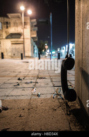 Telefonhörer auf der Straße eine Nacht-Stadt Stockfoto