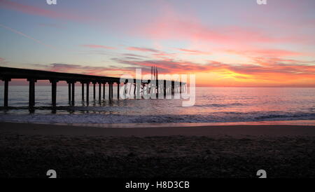 Der Claremont Pier in Lowestoft, Suffolk, England, im Morgengrauen. Stockfoto