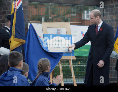 Der Duke of Cambridge enthüllt eine Gedenktafel im Kensington Memorial Park, London, um die Einweihung des Parks durch den Royal Borough of London & Chelsea für das Centenary Fields-Programm zu feiern. Stockfoto