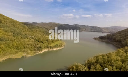 Luftaufnahme der Bergsee, umgeben von herbstlichen Wald, ruhig, am Morgen Stockfoto