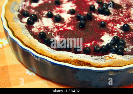 frische Kuchen mit Heidelbeeren auf dem Teller Stockfoto