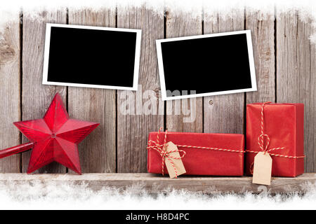 Weihnachtsbilderrahmen, Geschenk-Boxen und Dekor vor Holzwand. Zeigen mit textfreiraum an Stockfoto