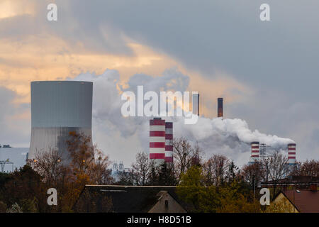 Rauch aus Schornsteinen auf Kohle-Kraftwerk, großen Kühlturm im Kraftwerk in der Nähe des Dorfes Stockfoto