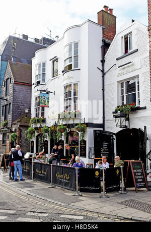 Die Cricketers Pub mit Menschen trinken außerhalb in The Lanes Bereich von Brighton UK Stockfoto