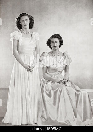 Prinzessin Margaret, links, und Prinzessin Elizabeth, zukünftige Königin Elizabeth II, rechts, im Jahr 1946. Prinzessin Margaret, Margaret Rose, 1930 – 2002, aka Prinzessin Margaret Rose. Jüngere Tochter von König Georg VI. Und Königin Elizabeth. Prinzessin Elizabeth, zukünftige Elizabeth II, 1926 - 2022. Königin des Vereinigten Königreichs, Kanada, Australien und Neuseeland. Stockfoto
