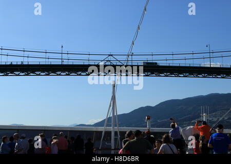 KREUZFAHRT-PASSAGIERE, DIE GERADE AUS EINEM SCHIFF UNTERQUERUNG DER LIONS GATE BRIDGE, VANCOUVER BC Stockfoto