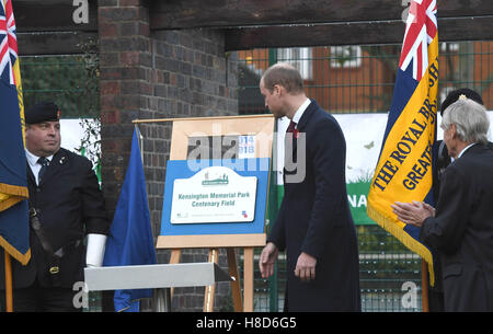 Der Duke of Cambridge stellt eine Gedenktafel bei einem Besuch zum Kensington Memorial Park, London, wo er offiziell die Widmung des Parks zu Programms Centenary Felder markieren wird. Stockfoto