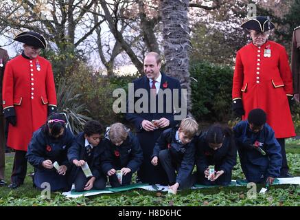 Der Duke of Cambridge hilft Kindern Pflanzensamen während eines Besuchs zu Kensington Memorial Park, London, wo er offiziell die Widmung des Parks zu Programms Centenary Felder markieren wird. Stockfoto