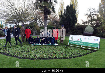 Der Duke of Cambridge hilft Kindern Pflanzensamen während eines Besuchs zu Kensington Memorial Park, London, wo er offiziell die Widmung des Parks zu Programms Centenary Felder markieren wird. Stockfoto