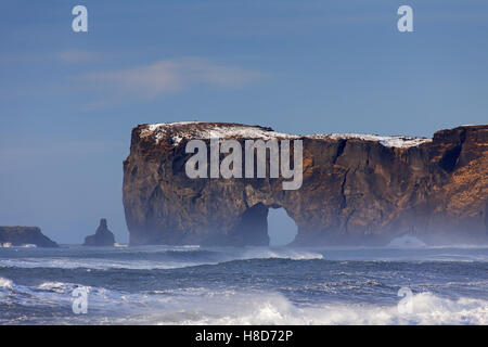 Schwarzer Bogen der Lava in der Nähe von Vík Í Mýrdal am Halbinsel Dyrhólaey im Winter, Süd Küste von Island Stockfoto