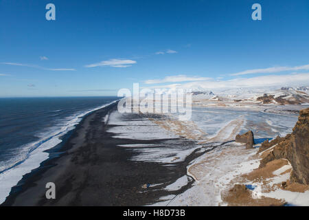 Schwarzen Sand Strand auf der Halbinsel Dyrhólaey im Winter, Süd Küste von Island Stockfoto