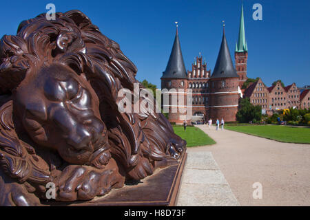 St. Petri-Church und Holstentor / Holstein Gatter in der Hansestadt Lübeck, Schleswig-Holstein, Deutschland Stockfoto