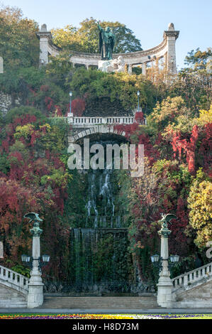 Wasserfall-Eingang zur Zitadelle von Budapest, während der Herbst Station, wenn die Blätter von den Bäumen rot, gelb und Grün haben Stockfoto