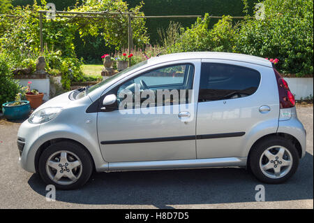 Eine kleine Peugeot 107 Limousine zeigt die Seitenansicht Stockfoto