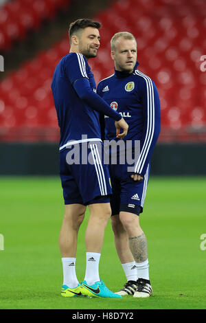 Schottlands Russell Martin (links) und Steven Naismith während einer Trainingseinheit im Wembley Stadium, London. PRESSEVERBAND Foto. Bild Datum: Donnerstag, 10. November 2016. Finden Sie unter PA Geschichte Fußball Schottland. Bildnachweis sollte lauten: Tim Goode/PA Wire. Einschränkungen: Verwendung Beschränkungen unterworfen. Nur zur redaktionellen Verwendung. Gewerbliche Nutzung nur mit vorheriger schriftlicher Zustimmung des Scottish FA. Stockfoto