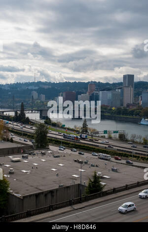 PORTLAND, OR - 8. Oktober 2016: Downtown Portland Oregon entlang der Uferpromenade von Lloyd District auf einen trüben Herbst gesehen Stockfoto