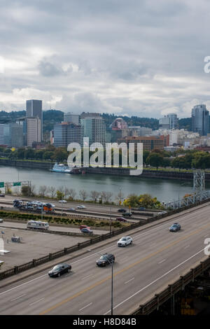 PORTLAND, OR - 8. Oktober 2016: Downtown Portland Oregon entlang der Uferpromenade von Lloyd District auf einen trüben Herbst gesehen Stockfoto