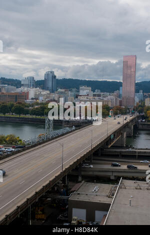 PORTLAND, OR - 8. Oktober 2016: Downtown Portland Oregon entlang der Uferpromenade von Lloyd District auf einen trüben Herbst gesehen Stockfoto