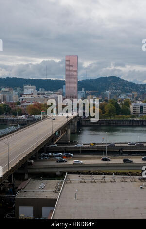 PORTLAND, OR - 8. Oktober 2016: Downtown Portland Oregon entlang der Uferpromenade von Lloyd District auf einen trüben Herbst gesehen Stockfoto