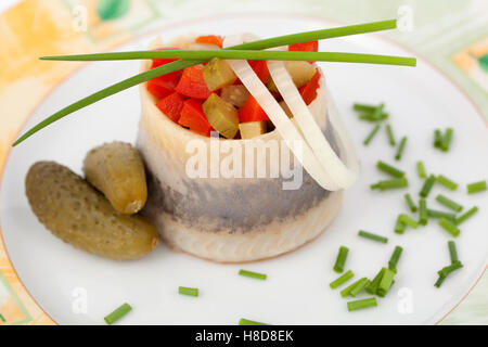 große fette Hering auf Platte leicht gesalzen Stockfoto