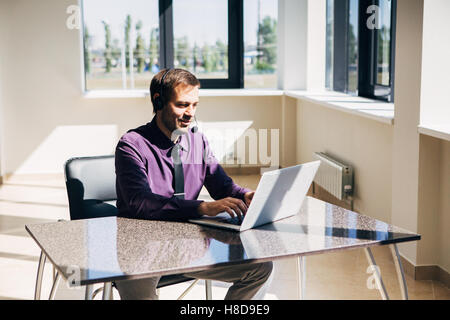 Mann arbeitet in Call-center Stockfoto