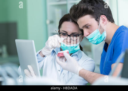 Studenten mit Zahnersatz, Zahnersatz, Prothetik. Stockfoto