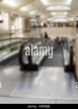 Rolltreppen eines Shopping Centers verschwommen für interne Hintergründe Stockfoto