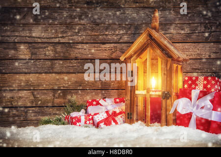 Weihnachten Hintergrund mit Haufen von Geschenken und hölzerne Laterne im Schnee. Exemplar für text Stockfoto