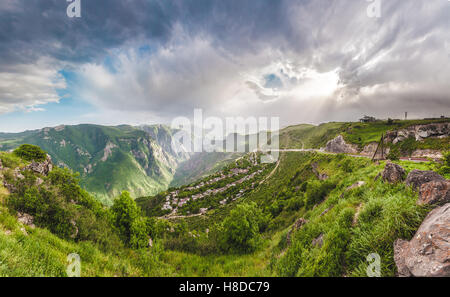 Landschaft mit Bergen und Himmel bei Sonnenuntergang Stockfoto