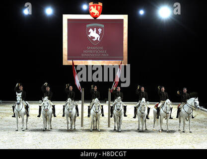 Pferde und Reiter führen Sie während des Telefonierens Foto vor der spanischen Riding School Wien 450. Jubiläums-Tour des Vereinigten Königreichs die beginnt am Freitag am SEE Arena, Wembley, London. Stockfoto