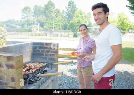 Paar beim Barbecue Stockfoto