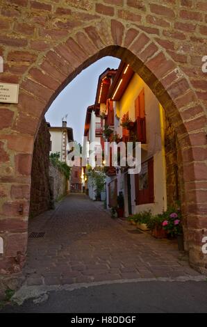 Torbogen auf der Rue de France, St. Jean Pied de Port Stockfoto