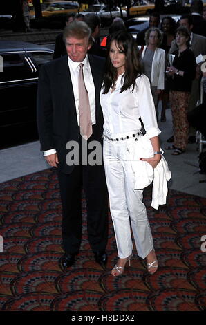 1. Januar 2011 - 11.07.01 - NEW YORK CITY. DONALD TRUMP & MELANIA KNAUSS.'' PARTITUR '' SONY LINCOLN SQUARE THEATRE PREMIERE. © JOHN B ZISSEL /. I5811JZ. Bildnachweis: NAME / / DTRUMPMN © Globe Photos/ZUMAPRESS.com/Alamy Live News Stockfoto