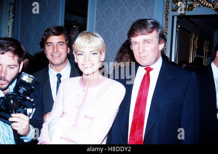 1. Januar 2011 - L1436JBB: 5/1/91.THE ELITE MODEL OF THE YEAR. LINDA EVANGELISTA MIT DONALD TRUMP. JOHN BARRETT / 1991 © Globe Photos/ZUMAPRESS.com/Alamy Live News Stockfoto