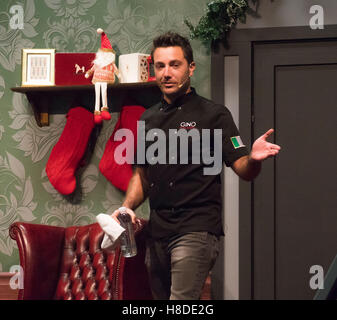 Manchester, UK. 10. November 2016.  Gino D'Acampo, Starkoch, unterhält Scharen von Besuchern auf der "Ideal Home Show an Weihnachten" und ist auf der Bühne Landsleute Celebrity Juice TV Star (und Host von "Take Me Out") trat Paddy McGuinness für eine improvisierte, UN-Skript, Kochkurs und Demonstration. Die Show findet statt am Event Stadt Manchester und ist geöffnet bis Sonntag, den 13. November.  Foto Bailey-Cooper Fotografie/Alamy Live-Nachrichten Stockfoto