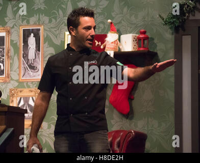 Manchester, UK. 10. November 2016.  Gino D'Acampo, Starkoch, unterhält Scharen von Besuchern auf der "Ideal Home Show an Weihnachten" und ist auf der Bühne Landsleute Celebrity Juice TV Star (und Host von "Take Me Out") trat Paddy McGuinness für eine improvisierte, UN-Skript, Kochkurs und Demonstration. Die Show findet statt am Event Stadt Manchester und ist geöffnet bis Sonntag, den 13. November.  Foto Bailey-Cooper Fotografie/Alamy Live-Nachrichten Stockfoto