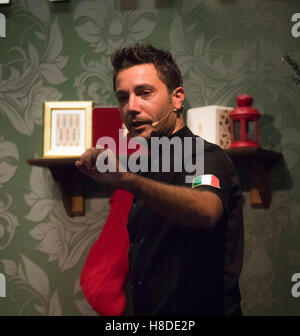 Manchester, UK. 10. November 2016.  Gino D'Acampo, Starkoch, unterhält Scharen von Besuchern auf der "Ideal Home Show an Weihnachten" und ist auf der Bühne Landsleute Celebrity Juice TV Star (und Host von "Take Me Out") trat Paddy McGuinness für eine improvisierte, UN-Skript, Kochkurs und Demonstration. Die Show findet statt am Event Stadt Manchester und ist geöffnet bis Sonntag, den 13. November.  Foto Bailey-Cooper Fotografie/Alamy Live-Nachrichten Stockfoto