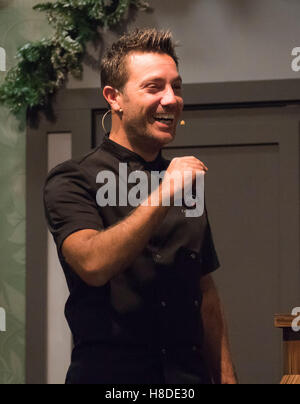 Manchester, UK. 10. November 2016.  Gino D'Acampo, Starkoch, unterhält Scharen von Besuchern auf der "Ideal Home Show an Weihnachten" und ist auf der Bühne Landsleute Celebrity Juice TV Star (und Host von "Take Me Out") trat Paddy McGuinness für eine improvisierte, UN-Skript, Kochkurs und Demonstration. Die Show findet statt am Event Stadt Manchester und ist geöffnet bis Sonntag, den 13. November.  Foto Bailey-Cooper Fotografie/Alamy Live-Nachrichten Stockfoto