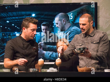 Manchester, UK. 10. November 2016.  Gino D'Acampo, Starkoch, unterhält Scharen von Besuchern auf der "Ideal Home Show an Weihnachten" und ist auf der Bühne Landsleute Celebrity Juice TV Star (und Host von "Take Me Out") trat Paddy McGuinness für eine improvisierte, UN-Skript, Kochkurs und Demonstration. Die Show findet statt am Event Stadt Manchester und ist geöffnet bis Sonntag, den 13. November.  Foto Bailey-Cooper Fotografie/Alamy Live-Nachrichten Stockfoto