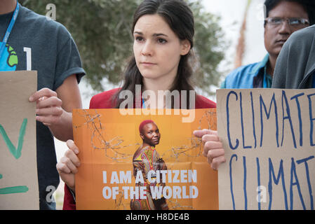 Marrakesch, Marokko. 10. November 2016. Aktivisten auf der COP22 UN-Klimakonferenz in Marrakesch, Marokko, sprechen heraus gegen ausländerfeindliche Politik im Zuge der US-Wahl, 10. November 2016. Bildnachweis: Ryan Rodrick Beiler/Alamy Live-Nachrichten Stockfoto