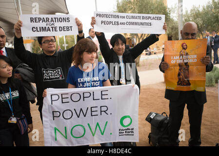 Marrakesch, Marokko. 10. November 2016. Internationales Jugend-Aktivisten auf der COP22 UN-Klimakonferenz in Marrakesch, Marokko, fordern Schutz für Menschen und Gemeinschaften, die durch den Klimawandel verdrängt. Bildnachweis: Ryan Rodrick Beiler/Alamy Live-Nachrichten Stockfoto