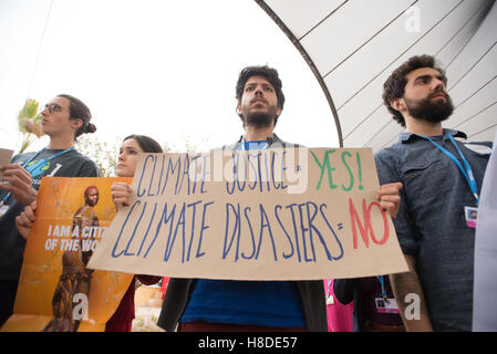 Marrakesch, Marokko. 10. November 2016. Internationales Jugend-Aktivisten auf der COP22 UN-Klimakonferenz in Marrakesch, Marokko, fordern Schutz für Menschen und Gemeinschaften, die durch den Klimawandel verdrängt. Bildnachweis: Ryan Rodrick Beiler/Alamy Live-Nachrichten Stockfoto