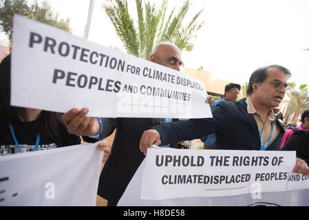 Marrakesch, Marokko. 10. November 2016. Internationales Jugend-Aktivisten auf der COP22 UN-Klimakonferenz in Marrakesch, Marokko, fordern Schutz für Menschen und Gemeinschaften, die durch den Klimawandel verdrängt. Bildnachweis: Ryan Rodrick Beiler/Alamy Live-Nachrichten Stockfoto