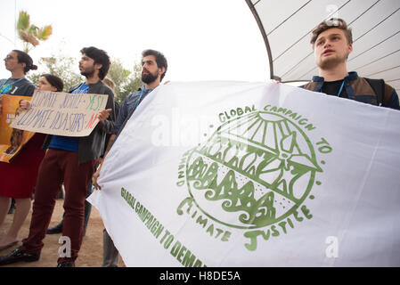 Marrakesch, Marokko. 10. November 2016. Internationales Jugend-Aktivisten auf der COP22 UN-Klimakonferenz in Marrakesch, Marokko, fordern Schutz für Menschen und Gemeinschaften, die durch den Klimawandel verdrängt. Bildnachweis: Ryan Rodrick Beiler/Alamy Live-Nachrichten Stockfoto