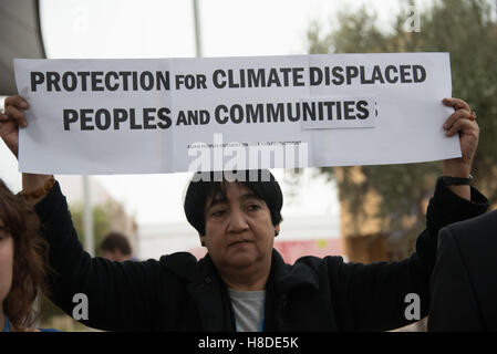 Marrakesch, Marokko. 10. November 2016. Internationales Jugend-Aktivisten auf der COP22 UN-Klimakonferenz in Marrakesch, Marokko, fordern Schutz für Menschen und Gemeinschaften, die durch den Klimawandel verdrängt. Bildnachweis: Ryan Rodrick Beiler/Alamy Live-Nachrichten Stockfoto