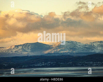 Grange über Sand, Cumbria, Vereinigtes Königreich. 10. November 2016. Späte Afternon Sonnenschein fällt auf den Wolken über Grange über Sand und South Lake Land Fells Credit: David Billinge/Alamy Live News Stockfoto