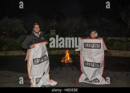 Eden Project, Cornwall, UK. 10. November 2016. Das Eden Project beherbergt einen Schlaf, Nacht, um Gelder für Homelesness Wohltätigkeitsorganisationen, die im Rahmen der bundesweiten Veranstaltungen. Gesehen hier Sängerin Suzie Mac, wer bietet Unterhaltung für die Nacht und Neil Caddy aus der lokalen Piraten FM-Radiosender. Bildnachweis: Simon Maycock/Alamy Live-Nachrichten Stockfoto