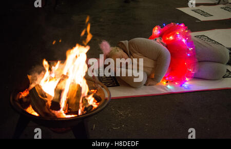 Eden Project, Cornwall, UK. 10. November 2016. Das Eden Project beherbergt einen Schlaf, Nacht, um Gelder für Homelesness Wohltätigkeitsorganisationen, die im Rahmen der bundesweiten Veranstaltungen. Deborah hier zu sehen. Bildnachweis: Simon Maycock/Alamy Live-Nachrichten Stockfoto